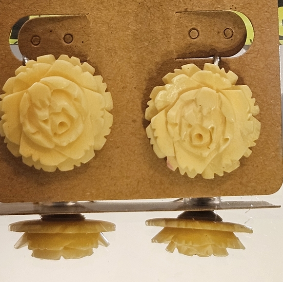 Vintage Celluloid/Casein Flower Screwback Earrings - Picture 7 of 7